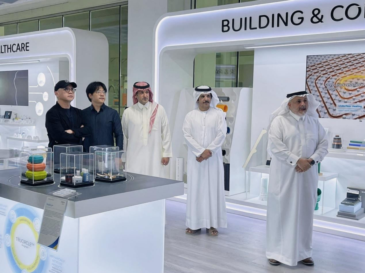华体育官网app下载中东代表一行参观SABIC Home of Innovation1.png
